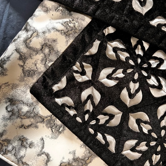 Cushion cover with cut work( Set of 5) - Picture 4 of 6